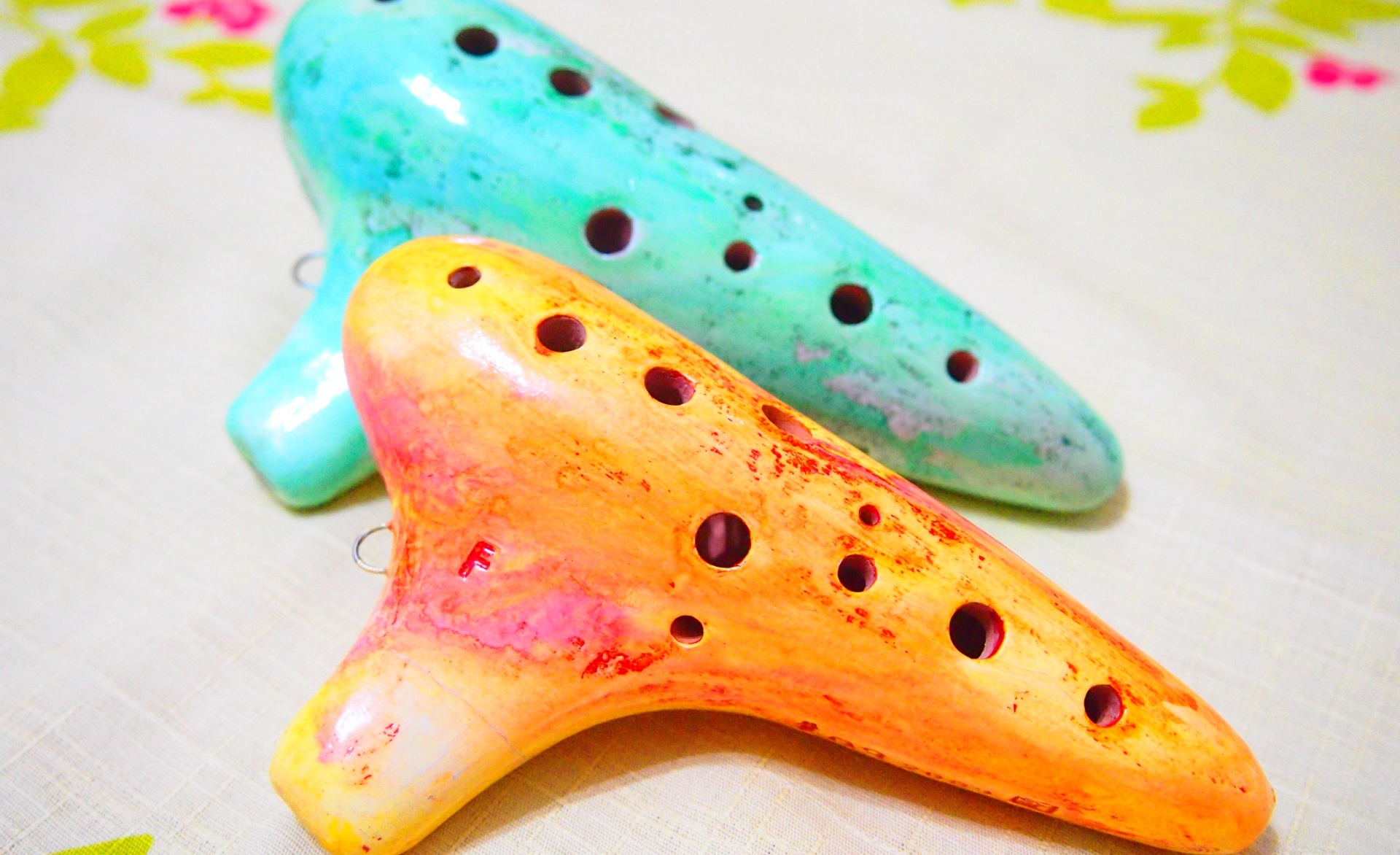 木のテーブルに置かれたオカリナの写真